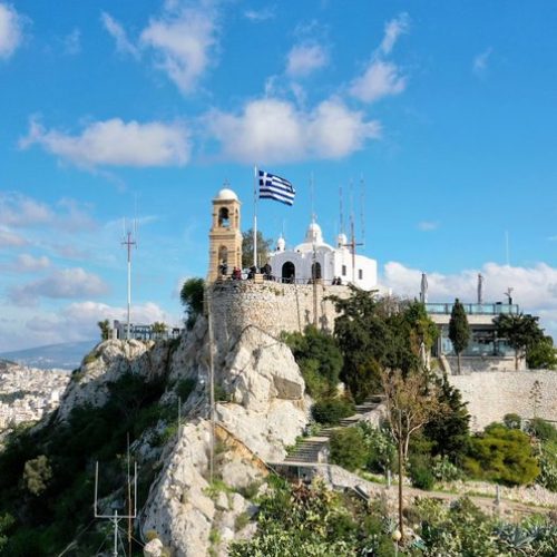 Λυκαβηττός: Νεαρός έπεσε στο κενό  μπροστά από την εκκλησία του Άη Γιώργη