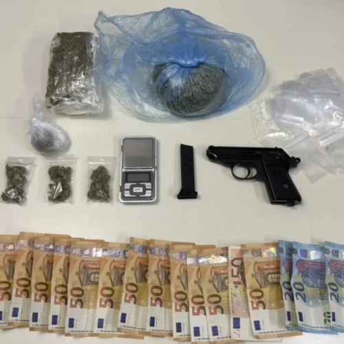 Αστυνομική επιχείρηση στον Άγιο Παντελεήμονα: Κατασχέθηκαν πιστόλι και 169 γραμμάρια κάνναβης