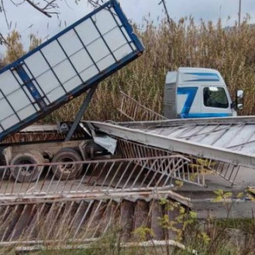 Αγρίνιο: Νταλίκα γκρέμισε την πεζογέφυρα στην Εθνική οδό Αντιρρίου – Ιωαννίνων