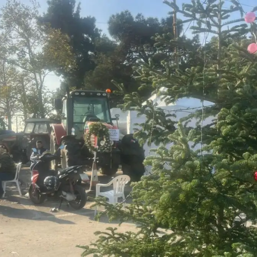 Με «χριστουγεννιάτικο δέντρο» απαντούν οι αγρότες στα επικοινωνιακά τρικ της Κυβέρνησης