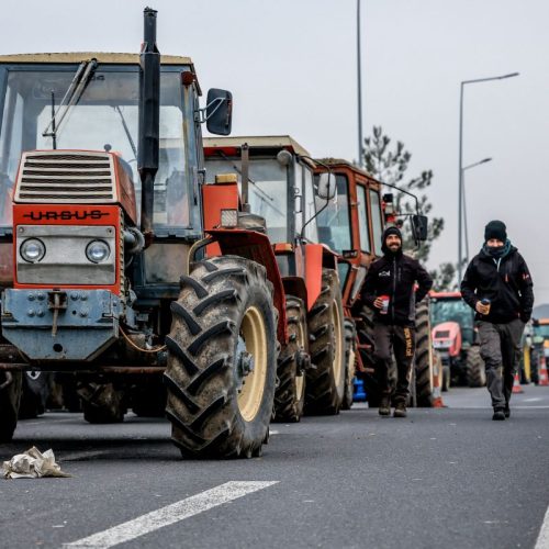 Αγρότες στο μπλόκο της Γυρτώνης Λάρισας έκλεισαν τη ΠΑΘΕ. Τρίτη 28 Ιανουαρίου 2025.  (EUROKINISSI)