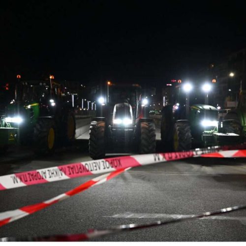 Ηράκλειο: Αγρότες οδηγούν τα τρακτέρ στην Αποκεντρωμένη Διοίκηση και δηλώνουν παραμονή όλη τη νύχτα