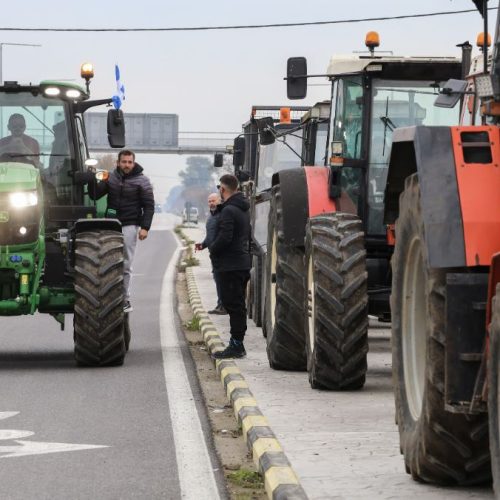 Μπλόκα αγροτών: Κλειστή η ΠΑΘΕ, ετοιμάζονται να αποκλείσουν το λιμάνι του Βόλου