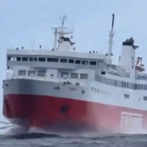 Θρίλερ στο λιμάνι της Φολεγάνδρου: Η «μάχη» του πλοίου «Αικατερίνη» με τα κύματα