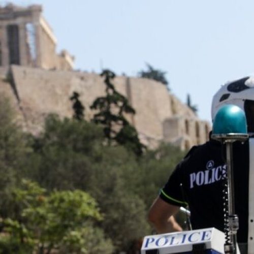 Αλλοδαποί χτύπησαν και λήστεψαν νεαρούς στα βραχάκια της Ακρόπολης – Τραυματίας 18χρονος
