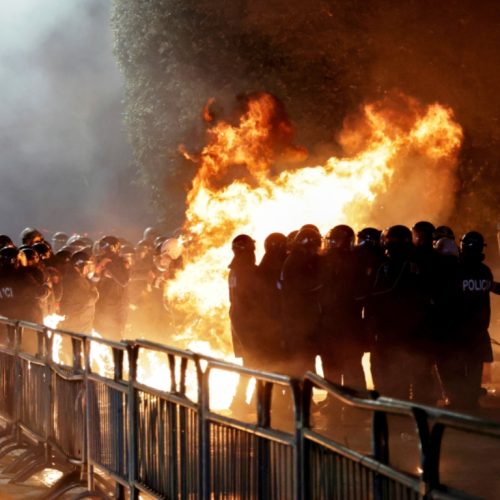Συγκρούσεις διαδηλωτών με την αστυνομία έξω από το κοινοβούλιο της Αλβανίας- Τουλάχιστον τέσσερις τραυματίες