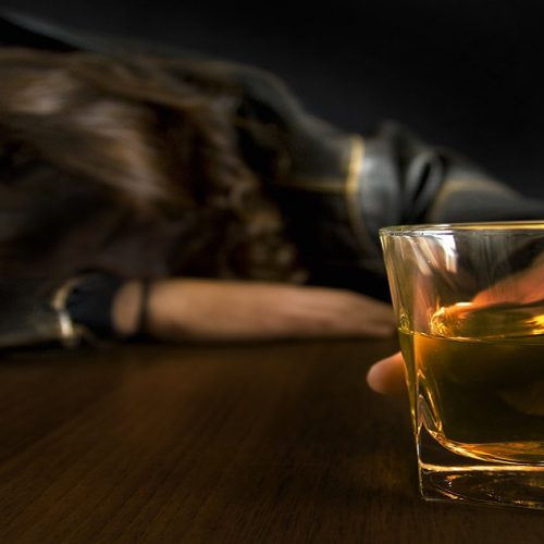 «Πίναν και ξερνούσαν νεαροί» – Αλλοδαπός κατελήφθη να σερβίρει αλκοόλ σε ανήλικους!