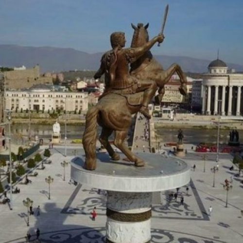 Σκόπια: Τουρκική ημισέληνος κάτω από το άγαλμα του Μεγάλου Αλεξάνδρου – Προκλήσεις χωρίς τέλος (BINTEO)