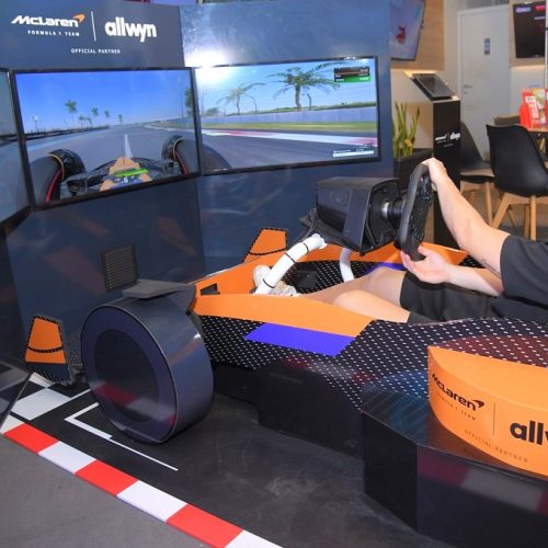 McLaren F1 Corners στα καταστήματα ΟΠΑΠ – Αυθεντική εμπειρία Formula 1 μέσα από τον προσομοιωτή της ομάδας McLaren F1