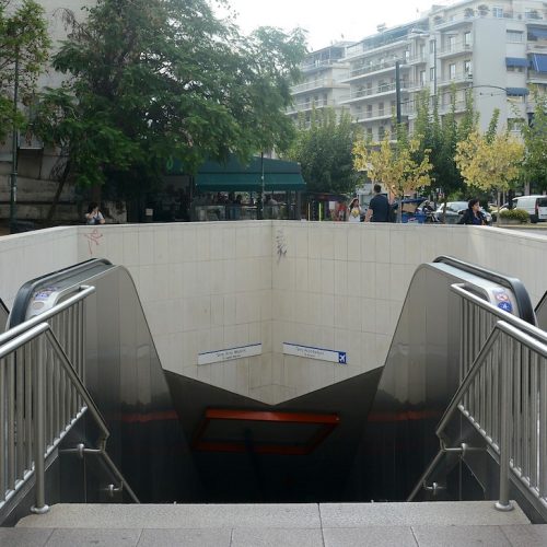 Άνδρας χάνει τις αισθήσεις του και πέφτει στις ράγες στο Μετρό «Αμπελόκηποι» – Άμεση παρέμβαση επιβατών
