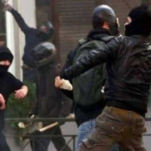«ΕΜΠΟΛΕΜΗ ΖΩΝΗ» η Νομική – Μολότοφ, πετροπόλεμος και 7 συλλήψεις στα Εξάρχεια