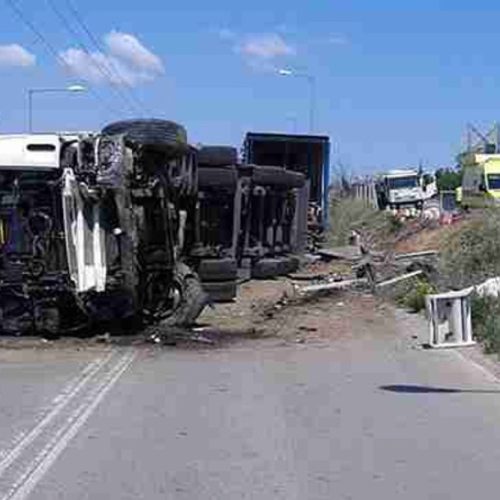 Κόπηκε η ανάσα στην Εθνική – Εκτός ελέγχου νταλίκα σάρωσε τον παράδρομο [ΦΩΤΟ]