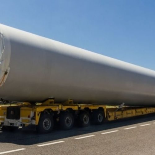 Γερανός «τούμπαρε» κατά τη φόρτωση ανεμογεννητριών