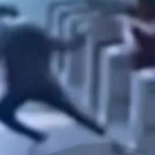 Ανήλικος έκλεψε κοσμήματα σε σταθμό του ΗΣΑΠ – Τουρίστρια θύμα της επίθεσης