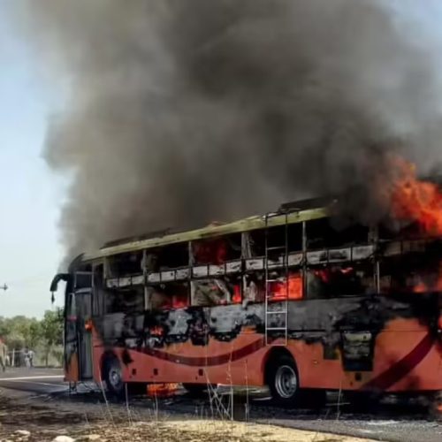 Φονικό τροχαίο στην Ινδία: Λεωφορείο τυλίγεται στις φλόγες – 10 νεκροί