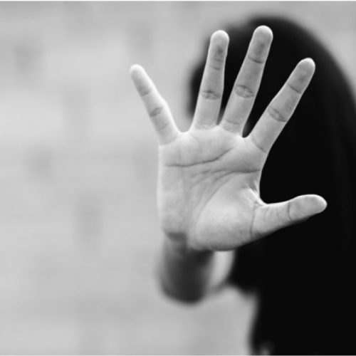 18χρονος ξυλοκοπήθηκε από ομάδα ανηλίκων στην Ηλιούπολη – Του έκλεψαν το κινητό