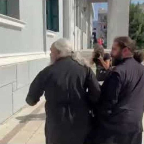 Κόρινθος: Ηγούμενος για αρχαιοκαπηλία στον ανακριτή – Επιτέθηκε σε δημοσιογράφους