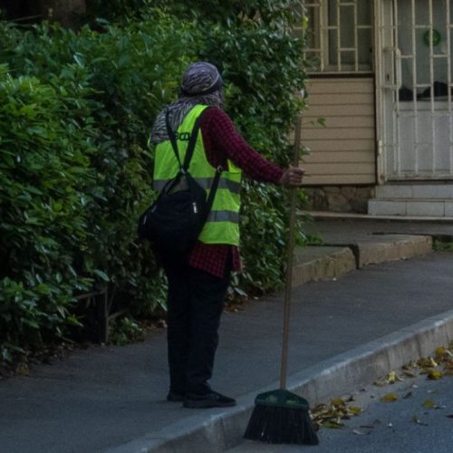Ξυλοδαρμός καθαρίστριας στη λαϊκή των Μοιρών στην Κρήτη: Καταγγελία σοκ