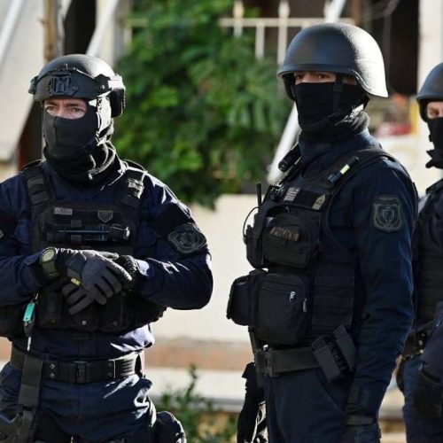 Επιχείρηση Σοκ στη Δυτική Αττική: Καραμπίνα, σφαίρες και ηχεία στα χέρια της ΕΛ.ΑΣ.