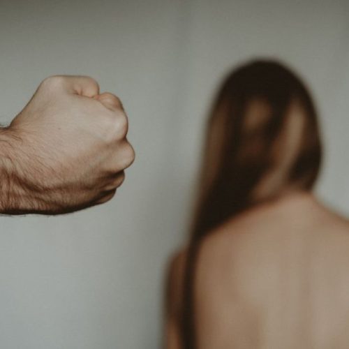 Ηράκλειο σοκ: Πατέρας ξυλοκόπησε την κόρη του σε νέο ενδοοικογενειακό επεισόδιο!