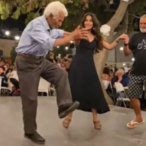 Σχοινούσα: Έφυγε ο 92χρονος Γιώργος Κωβαίος – Χόρευε με την εγγονή του στις γιορτές του νησιού