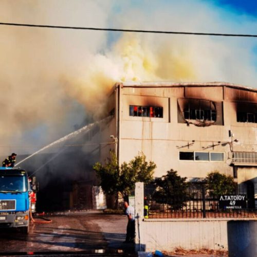 ΜΕΝΙΔΙ: ΚΥΚΛΟΦΟΡΙΑΚΟ ΧΑΟΣ ΛΟΓΩ ΦΩΤΙΑΣ ΣΕ ΕΡΓΟΣΤΑΣΙΟ – ΔΕΙΤΕ ΠΟΙΕΣ ΟΔΟΙ ΕΙΝΑΙ ΚΛΕΙΣΤΕΣ!