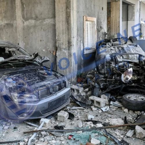 (ΒΙΝΤΕΟ) Κορινθία: Θανατηφόρο τροχαίο στα Εξαμίλια – Δύο άνθρωποι έχασαν τη ζωή τους όταν ΙΧ έπεσε σε κατοικία