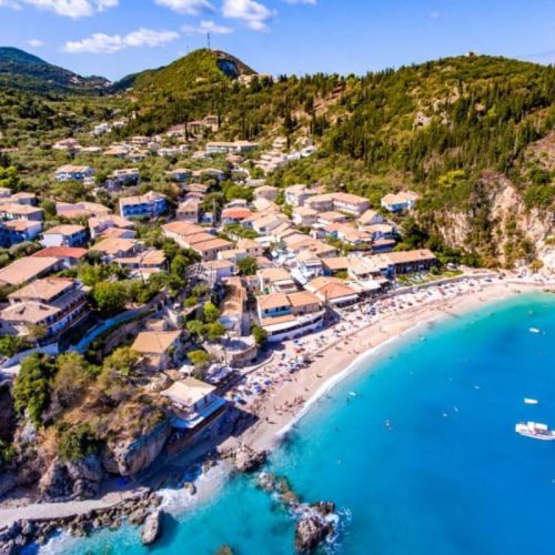 Συναγερμός στη Λευκάδα: Τουριστικό σκάφος παραδόθηκε στις φλόγες και βυθίστηκε