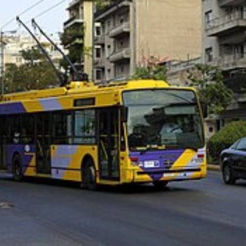Πειραιάς: Επίθεση σε οδηγό τρόλεϊ – Περαστικοί τρέχουν να τον σώσουν