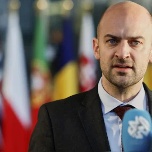 Κλιμακώνεται η διπλωματική διένεξη Γαλλίας-Αλγερίας καθώς η Αλγερία απελαύνει 12 Γάλλους αξιωματούχους