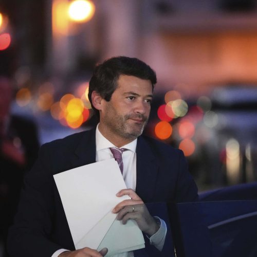 Πορτογαλία: «Κατέρρευσε» ο ηγέτης του κόμματος Chega σε προεκλογική συγκέντρωση! (βίντεο)
