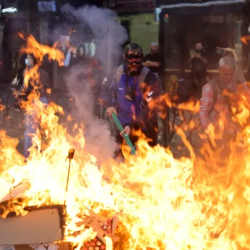 Χάος στα Τίρανα με φωτιές σε υπουργεία και συγκρούσεις φοιτητών με την αστυνομία