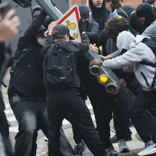 Χάος στη Γαλλία: Δεκάδες τραυματίες στις μαθητικές διαδηλώσεις