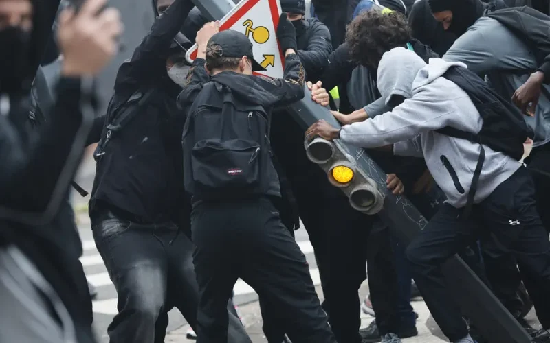 Γαλλία: Νεκρός διαδηλωτής, ακρωτηριάστηκε 17χρονος – 1.200 συλλήψεις και χάος σε πολλές πόλεις