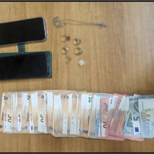 Δίδυμο απατεώνων έπεισαν ηλικιωμένη να τους πετάξει από το μπαλκόνι σακούλα με χρήματα και χρυσαφικά