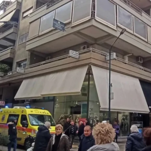 «ΣΥΝΑΓΕΡΜΟΣ» στο Μαρούσι: Γυναίκα απειλεί να πέσει από τον 3ο όροφο πολυκατοικίας!