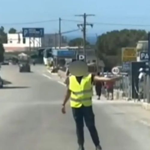 Ελαφονήσι: Δύο άνδρες συνελήφθησαν για παράνομο καθορισμό θέσεων πάρκινγκ