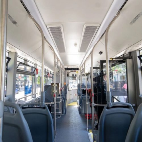 Σοκ στο λεωφορείο: Άνδρας με τσεκούρι προκαλούσε τρόμο – Συνελήφθη!