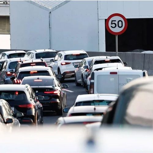 Αττική Οδός: Χάος στην κυκλοφορία μετά από τροχαίο στην έξοδο Δημοκρατίας