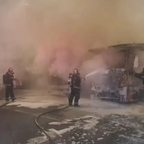 Συναγερμός τη νύχτα στο λιμάνι του Ηρακλείου – Φωτιά σε σταθμευμένες νταλίκες
