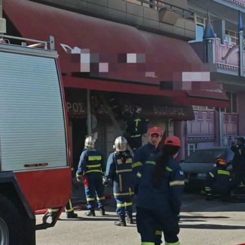 Φωτιά στην Ηλιούπολη: Πανικός σε καφετέρια – Οι φλόγες ξεκίνησαν από το πατάρι του καταστήματος