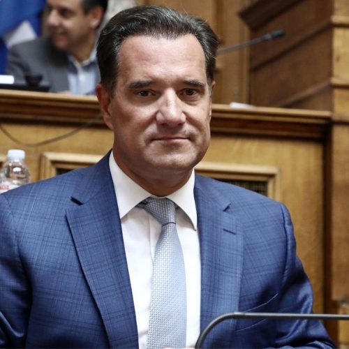 Αιμορραγεί το ΕΣΥ – Φεύγουν για Κύπρο και άλλες χώρες και ο Άδωνις εγκαινιάζει ντουβάρια.