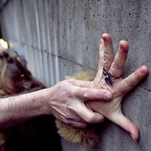 Ομαδικός βιασμός σε προαύλιο εκκλησίας στην Αγγλία – Ποιοι να είναι οι δράστες άραγε;