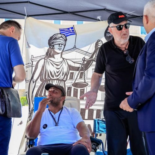 Εξιτήριο για τον Δημήτρη Οικονομόπουλο – Συνεχίζει την απεργία πείνας στο πλευρό του Πάνου Ρούτσι