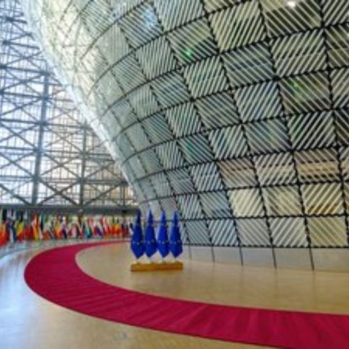 Κάνει πίσω η ΕΕ με τα κλεμμένα 140 δισεκατομμύρια ευρώ, από την Ρωσία- Βρήκε ως δικαιολογία το σκάνδαλο διαφθοράς της Ουκρανίας για να μην δώσει τα παγωμένα ρωσικά κεφάλαια