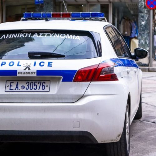 Πέντε συλλήψεις για την αιματηρή συμπλοκή στην Περαία – Με χειροπέδες και ο 20χρονος που μαχαιρώθηκε