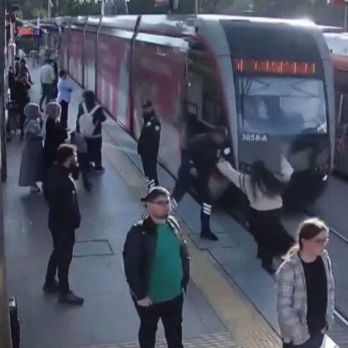 «Δευτερόλεπτα πριν την τραγωδία»: Φύλακας ασφαλείας σώζει κοπέλα από βέβαιο θάνατο μπροστά σε διερχόμενο τραμ στην Τουρκία