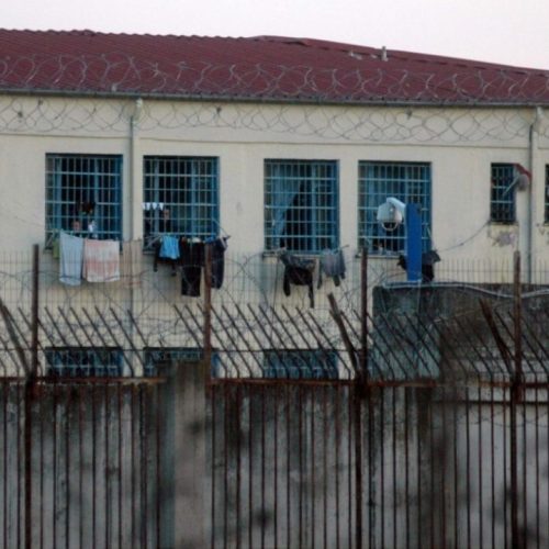 Λάρισα: Κρατούμενος επιτέθηκε σε σωφρονιστικούς – Υπάλληλοι στο νοσοκομείο