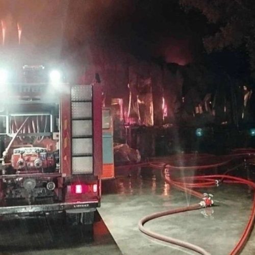 Φωτιά από τα ξημερώματα σε επιχείρηση κατεψυγμένων στην Κέρκυρα – Μήνυμα από το 112