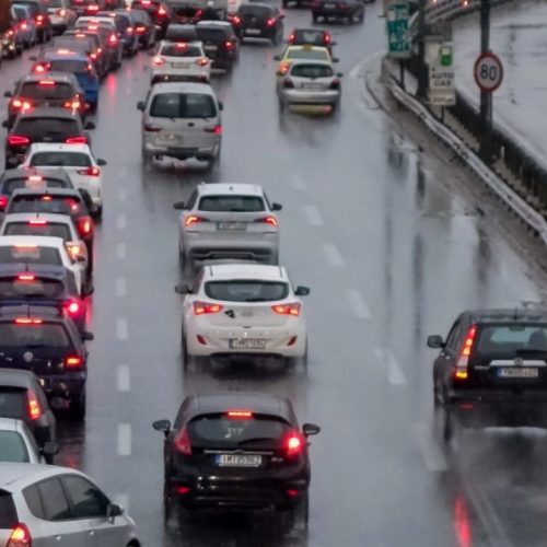 Χάος στους δρόμους της Αθήνας: Κηφισός και Αττική Οδός «παραλυμένοι» από τη βροχή – Καθυστερήσεις πάνω από 40 λεπτά